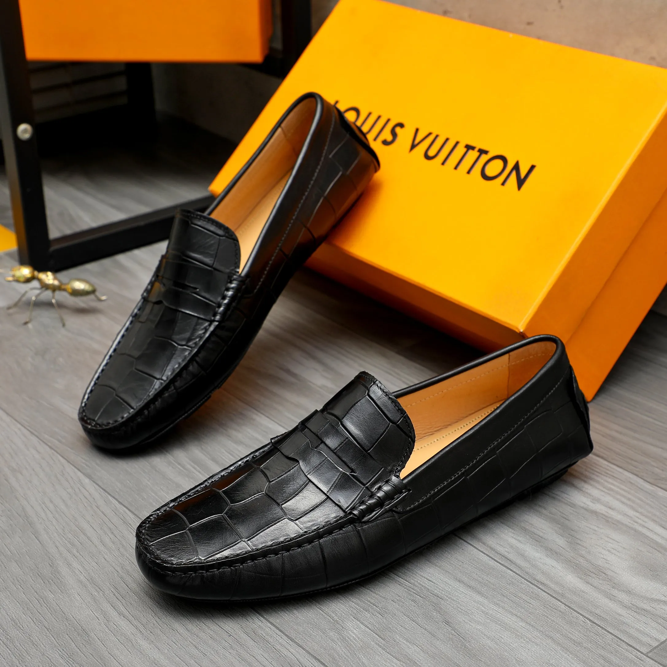 Men's shoes 💰380 Product trademark: LV "Louis Vuitton" casual slip-on shoes Regular size: 38-45 (45 is custom-made and non-returnable) Product materials: Selected stone pattern embossed cowhide upper, pigskin lining, rubber outsole